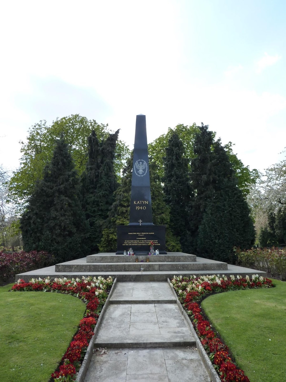 https://upload.wikimedia.org/wikipedia/commons/0/01/Katyn_memorial_in_Gunnersbury_Cemetery_%287282172884%29.jpg