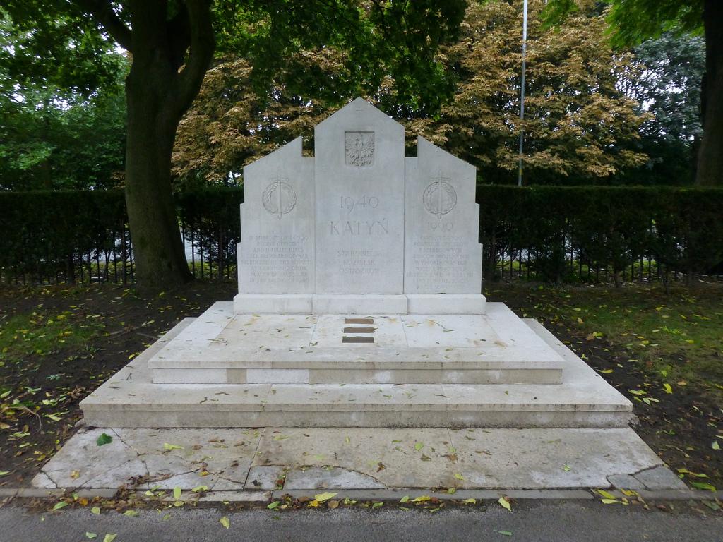 https://upload.wikimedia.org/wikipedia/commons/3/3a/Katyn_memorial_in_Manchester_Southern_Cemetery_%289775249431%29.jpg