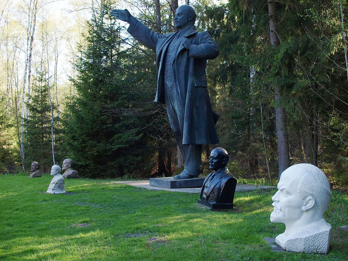 Busts and statue of Vladimir Lenin