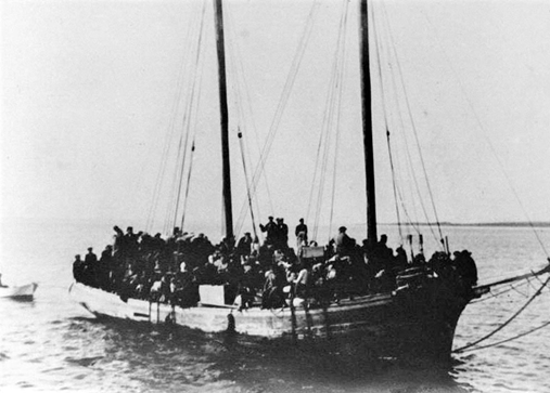 Paljud rannikuäärsetest linnadest ja küladest lahkunud põgenesid läände ülekoormatud väikelaevades. Foto: Eesti Arhiiv Austraalias.